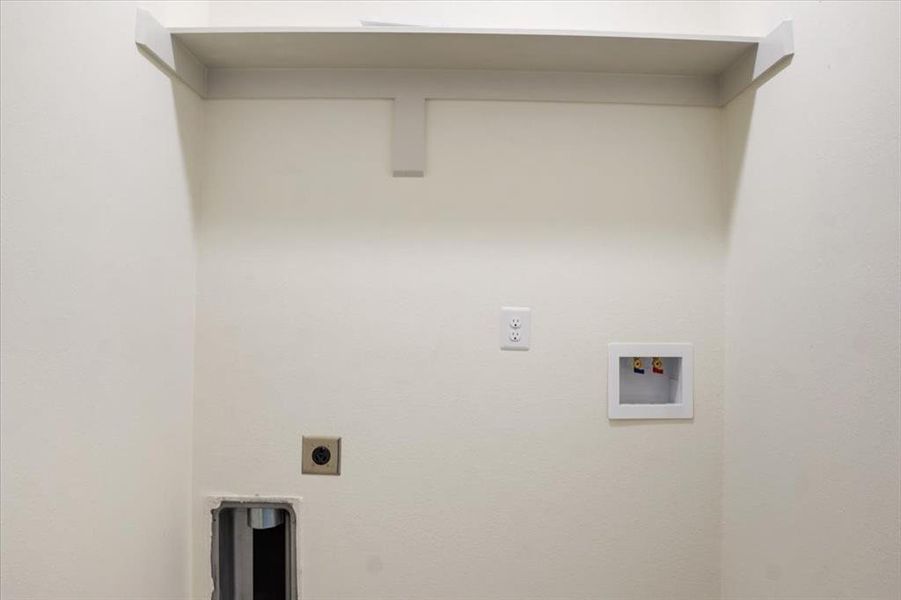 Close-up of interior finishes inside a home in , Corsicana (Image 15).