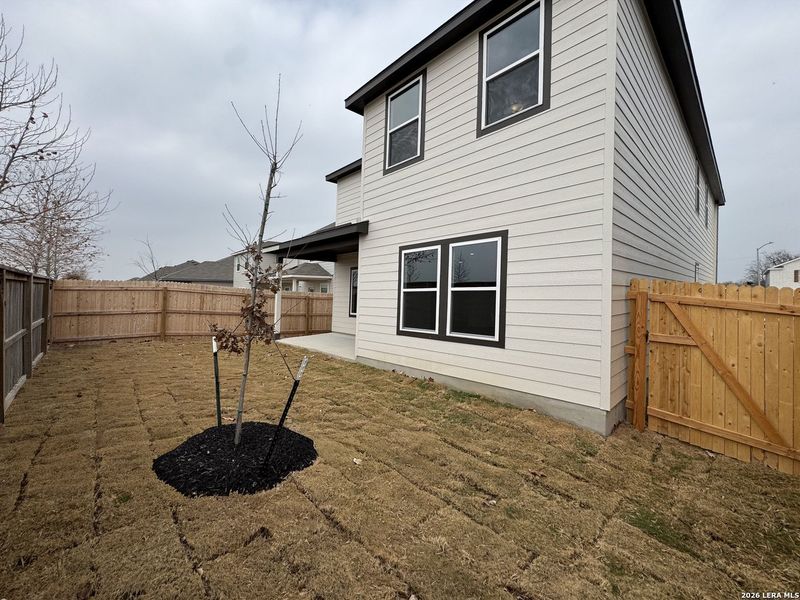 Exterior details and patio area of a home in Hennersby Hollow, San Antonio (Image 19).