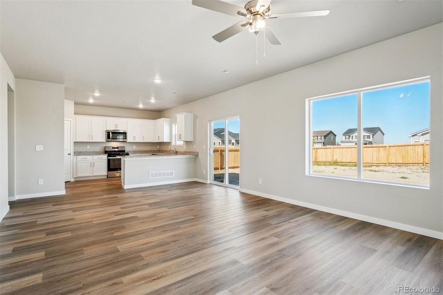 Spacious, unfurnished interior of a new home in Cottonwood Greens, Fort Lupton (Image 13).