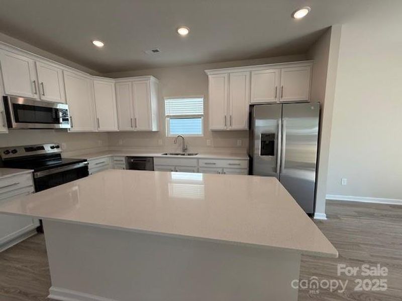 Gourmet Kitchen w/Shaker Cabinets Gourmet Kitchen w/Shaker Cabinets