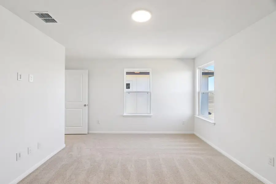 Spacious, unfurnished interior of a new home in Porter Country, Buda (Image 10).