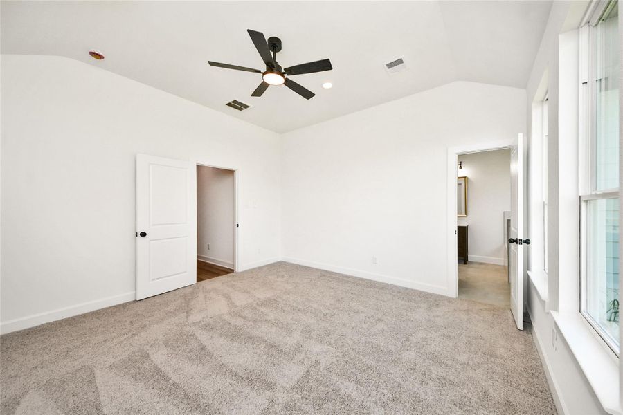 Spacious, unfurnished interior of a new home in , Hempstead (Image 33).