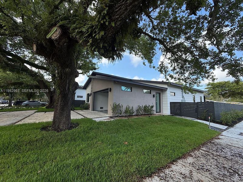 Exterior details and patio area of a home in , Fort Lauderdale (Image 20).
