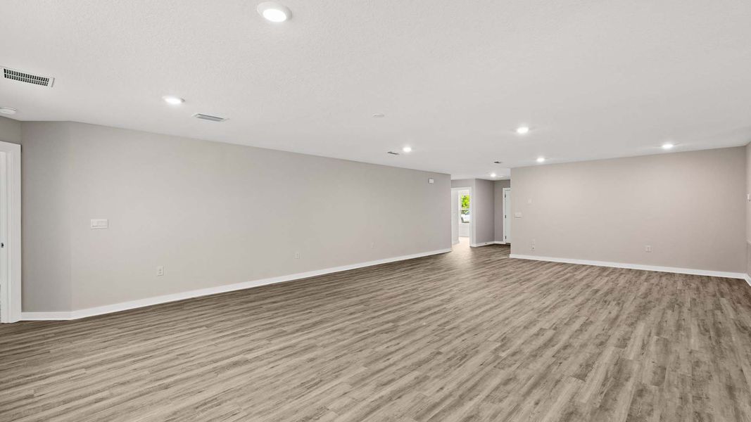 Spacious, unfurnished interior of a new home in Sunny Hills, Chipley (Image 12).
