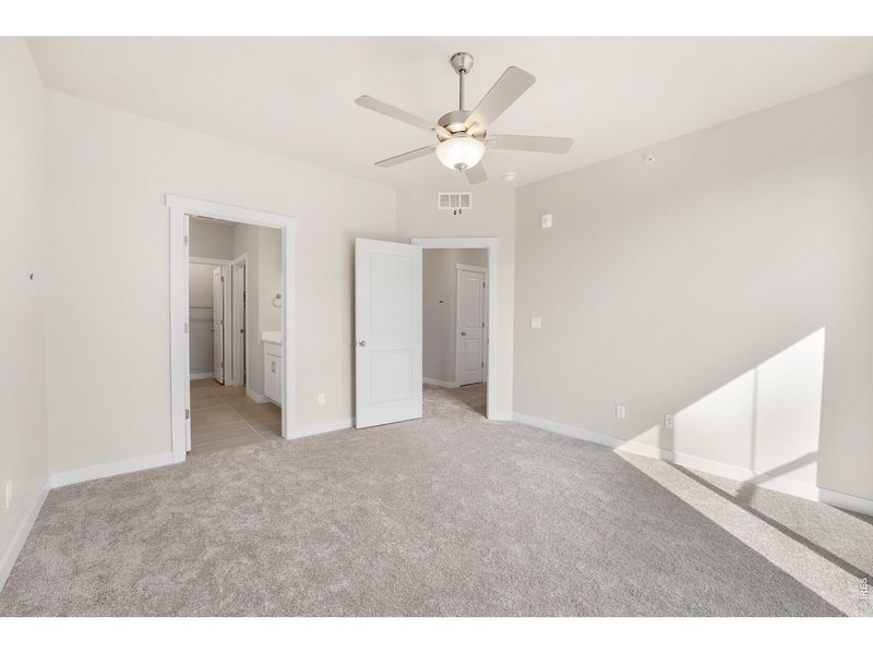 Spacious, unfurnished interior of a new home in The Lakes at Centerra - Discovery, Loveland (Image 17).