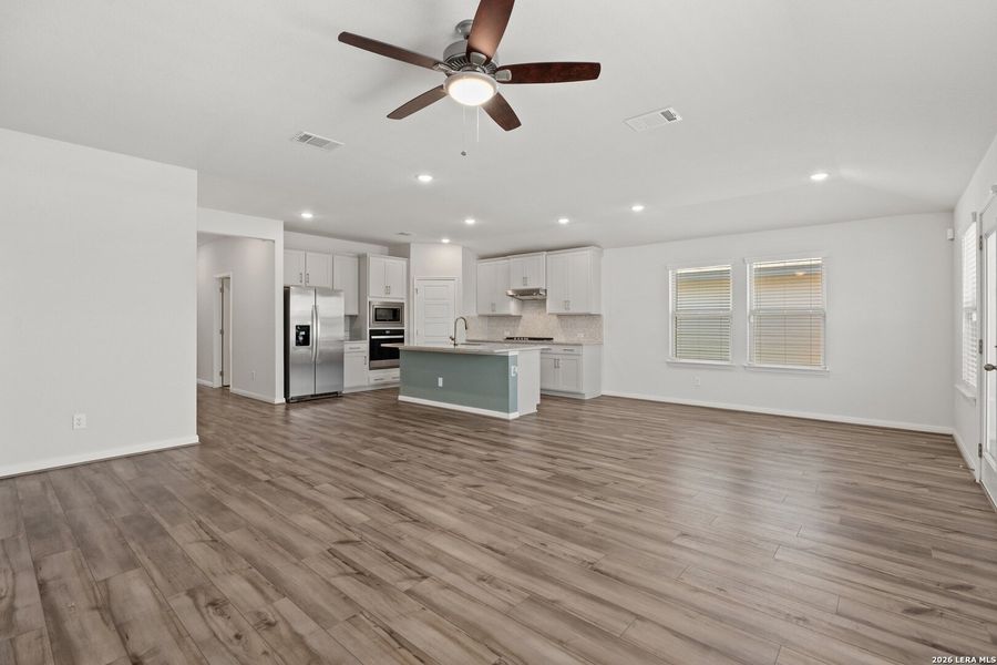 Spacious, unfurnished interior of a new home in Autry Pond, San Antonio (Image 27). Spacious, unfurnished interior of a new home in Autry Pond, San Antonio (Image 27).