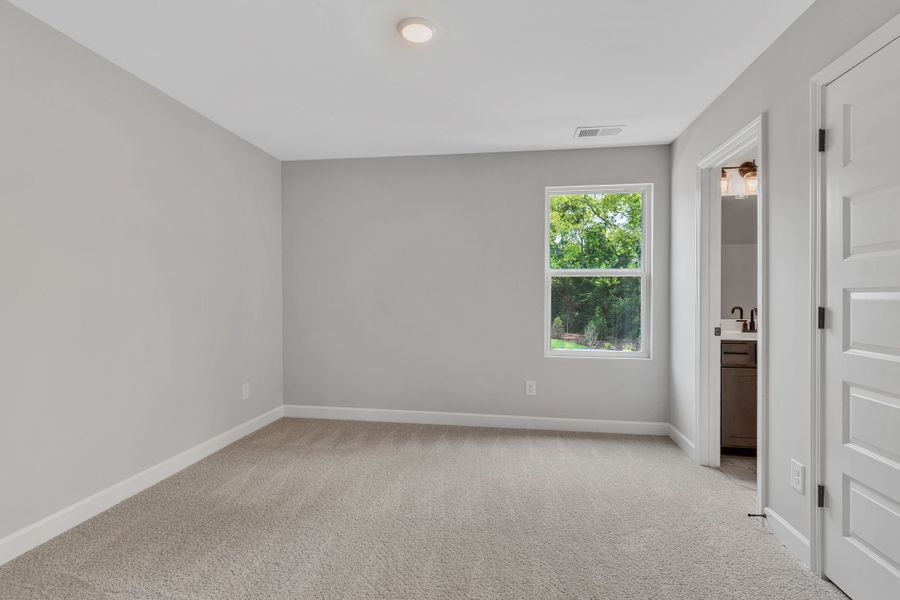 Spacious, unfurnished interior of a new home in Oxford Station, Gallatin (Image 21).