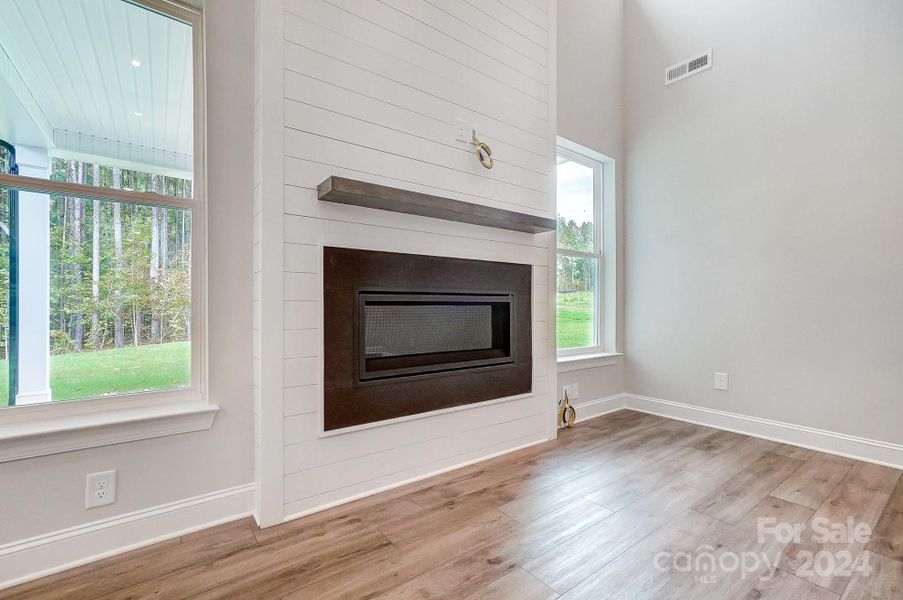 Cosmo Fireplace w. Shiplap Wall