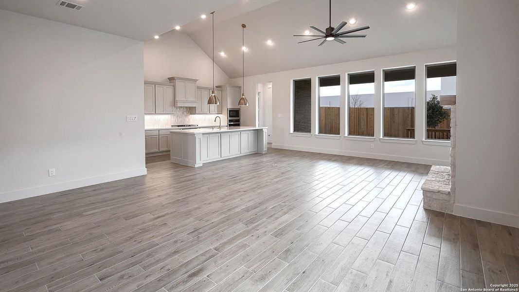 Spacious, unfurnished interior of a new home in Cibolo Valley Heights 65', Cibolo (Image 23).