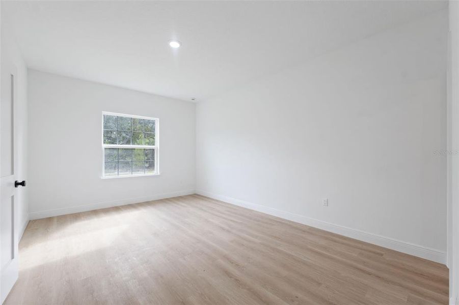 Spacious, unfurnished interior of a new home in , Ocala (Image 11).