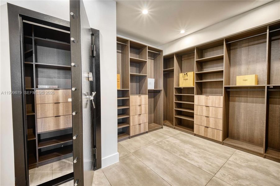 Furnished interior view inside a new home in , Fort Lauderdale (Image 52).