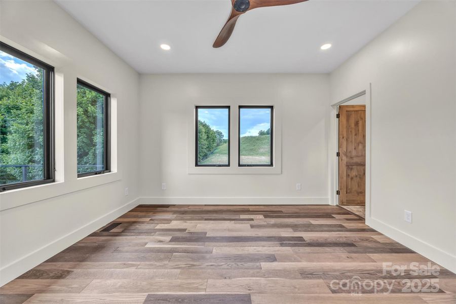 Spacious, unfurnished interior of a new home in , Jefferson (Image 27).