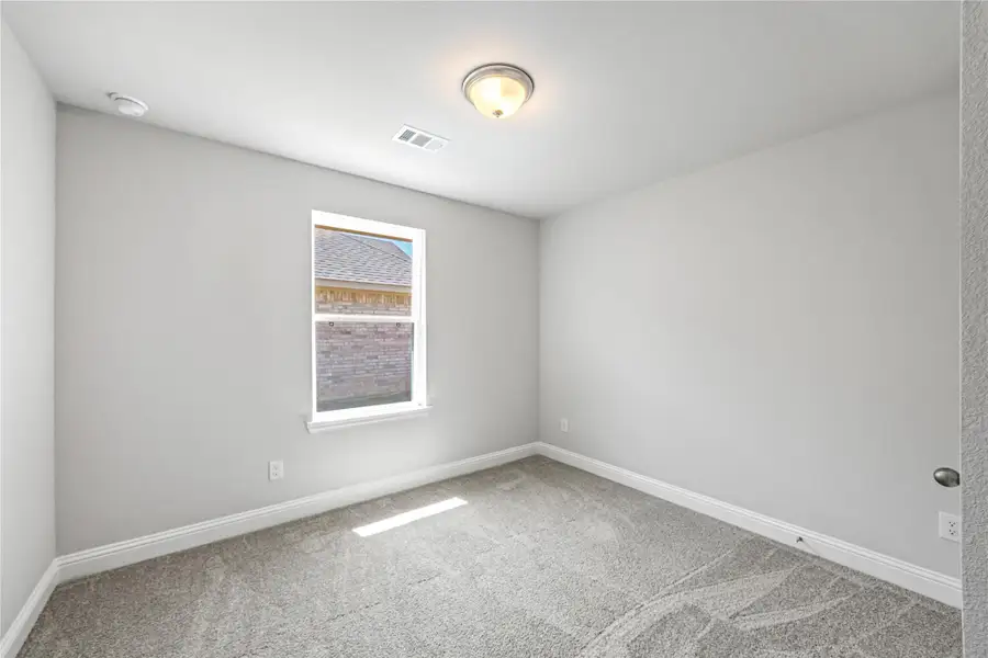 Spacious, unfurnished interior of a new home in Grand Oaks Reserve, Cleveland (Image 11).