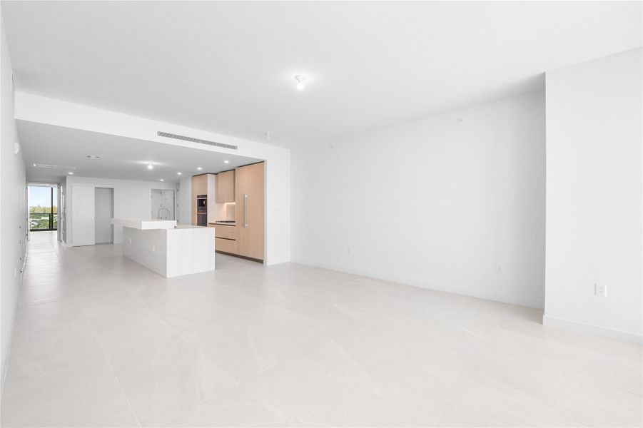 Spacious, unfurnished interior of a new home in Casamar, Pompano Beach (Image 34).