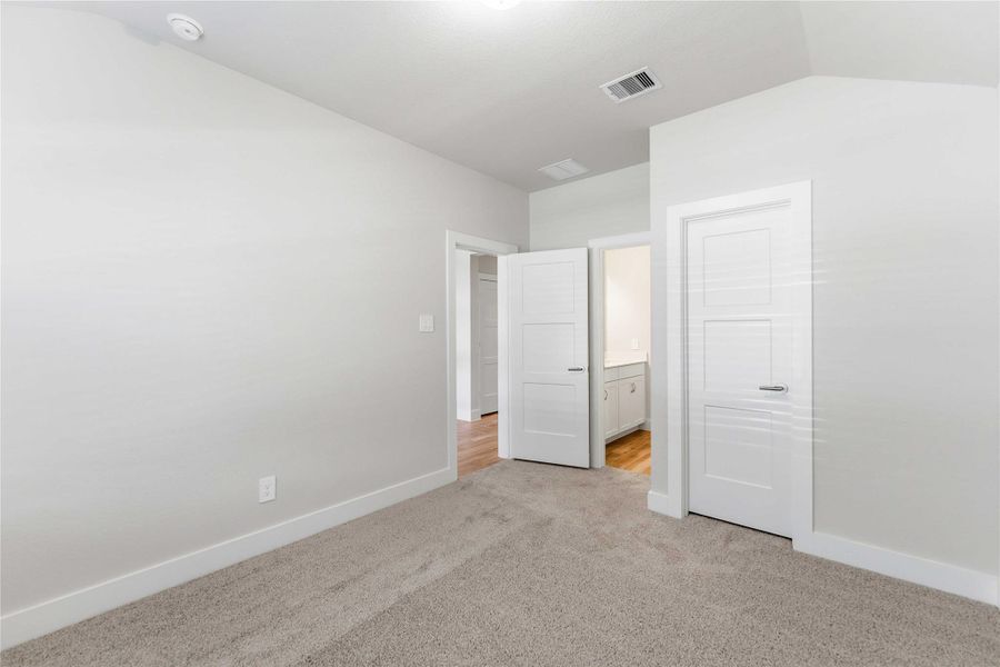 Spacious, unfurnished interior of a new home in Laurel Landing, Alvin (Image 18).