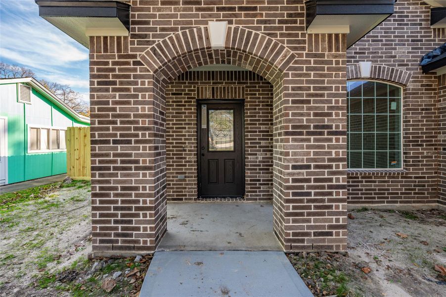 Exterior details and patio area of a home in , Texas City (Image 16).