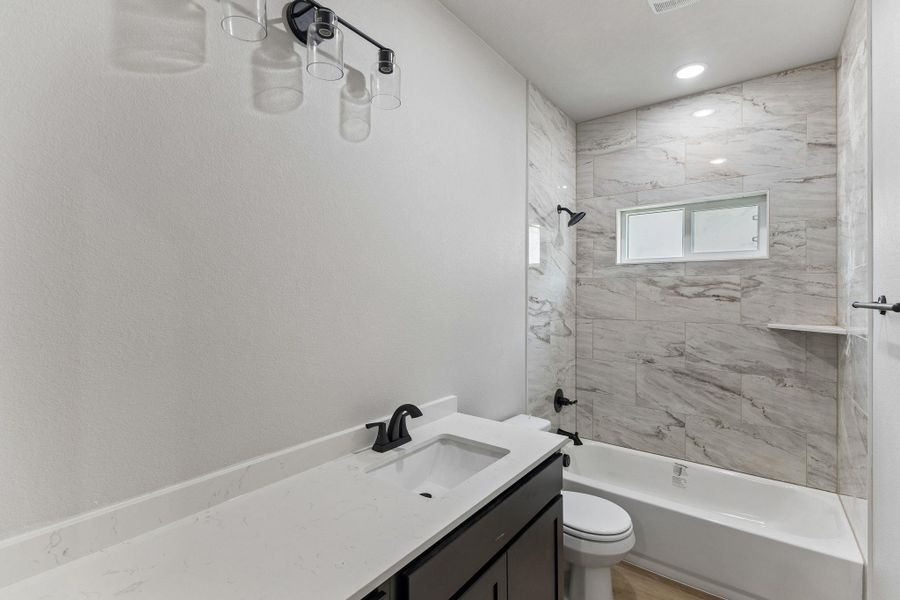 Furnished interior view inside a new home in , Killeen (Image 12).