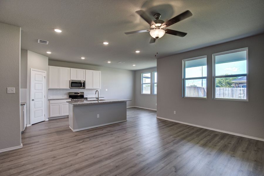 Representative unfurnished interior of a home built from the The Asheville I by Davidson Homes LLC in Bricewood, San Antonio (Image 16).