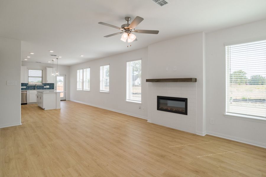 Spacious, unfurnished interior of a new home in Saratoga, Aubrey (Image 15).