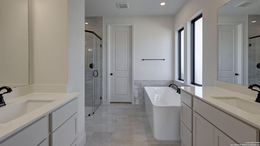 Furnished interior view inside a new home in Esperanza 50', Boerne (Image 10).