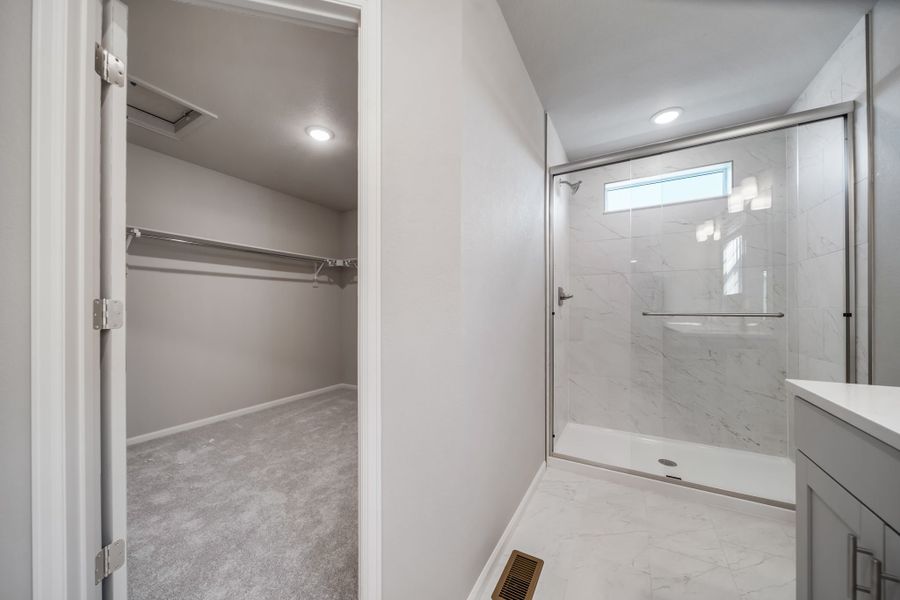 Spacious, unfurnished interior of a new home in Thompson River Ranch, Johnstown (Image 24).