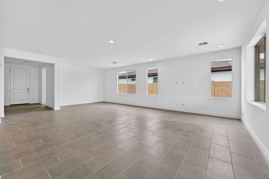 Spacious, unfurnished interior of a new home in Meridian, Queen Creek (Image 16).