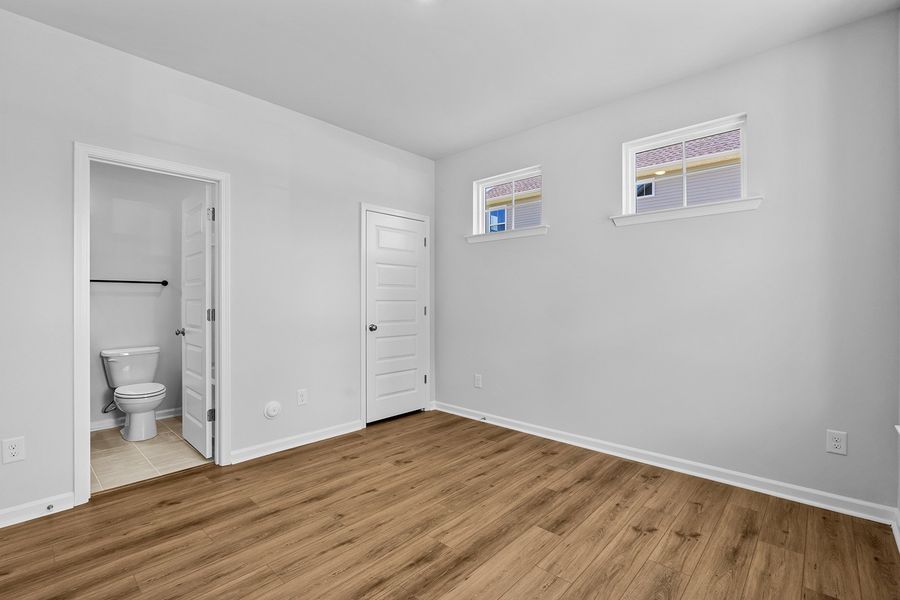 Spacious, unfurnished interior of a new home in Fieldstone, Lexington (Image 27).