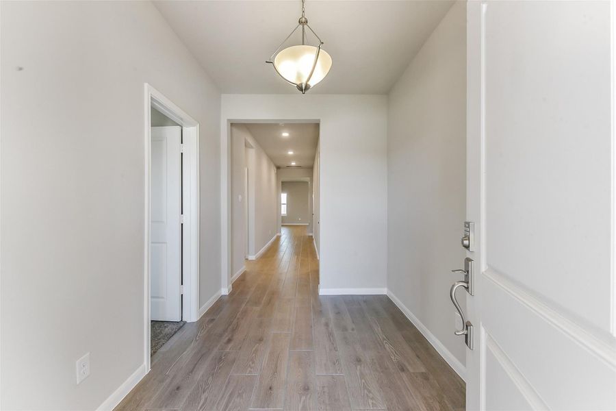 Spacious, unfurnished interior of a new home in Sunrise Cove, Texas City (Image 28).
