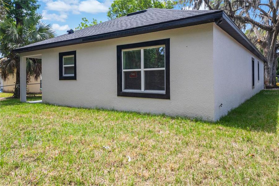 Exterior details and patio area of a home in , Daytona Beach (Image 18).