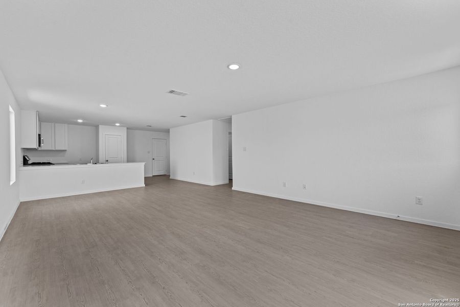 Spacious, unfurnished interior of a new home in Lodi Grove, Floresville (Image 17).