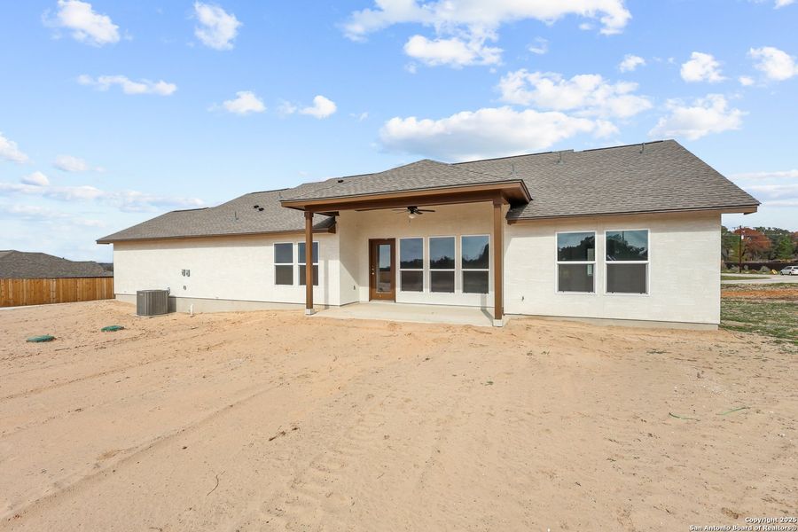 Exterior details and patio area of a home in , Poteet (Image 6).