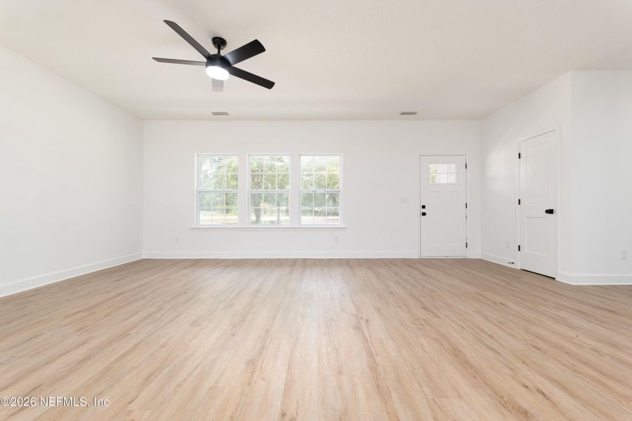 Spacious, unfurnished interior of a new home in , Middleburg (Image 13).