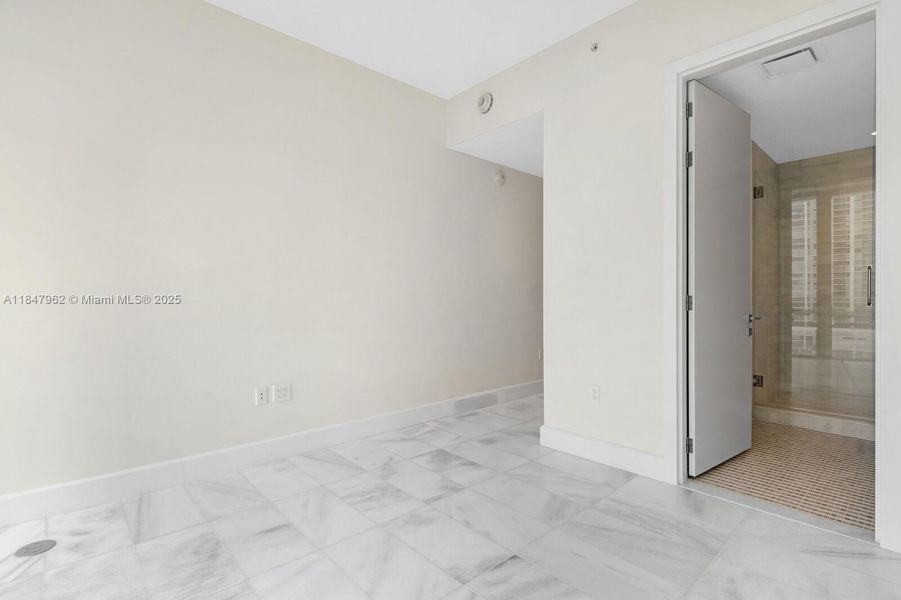 Spacious, unfurnished interior of a new home in , Miami (Image 31).