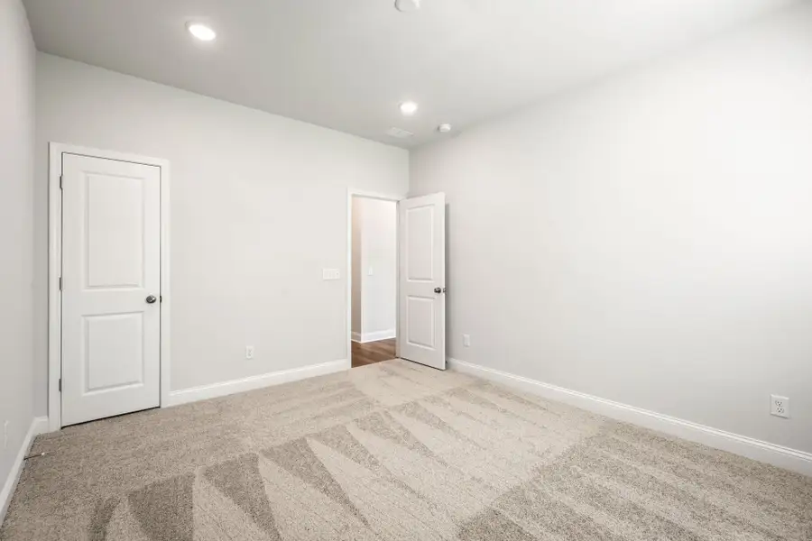Spacious, unfurnished interior of a new home in Waterways, Richmond Hill (Image 43).