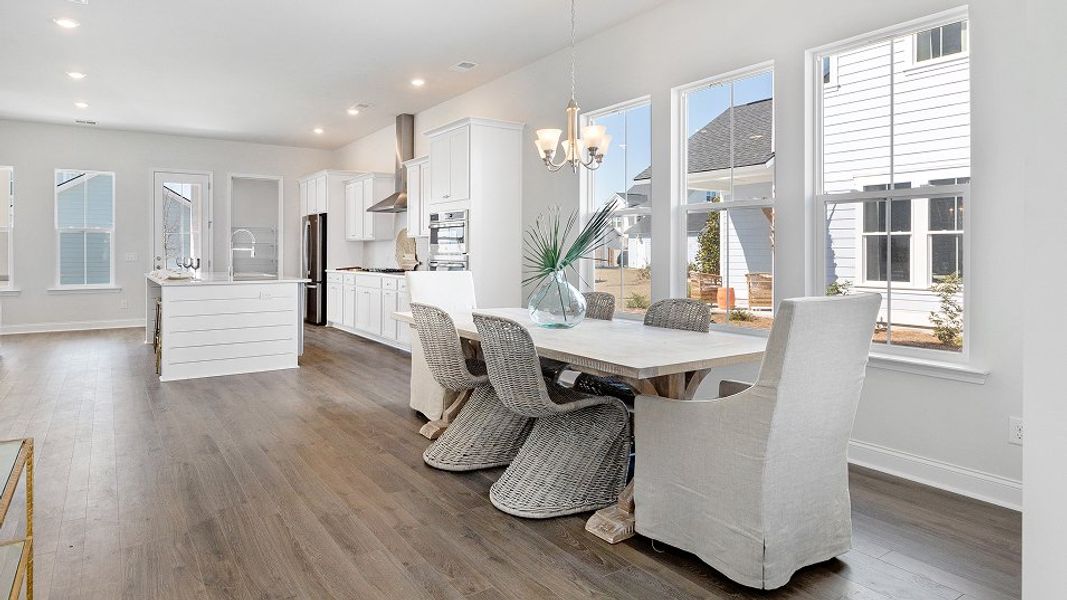 3033 Calhoun Dining 1of2 F1 9 22 25