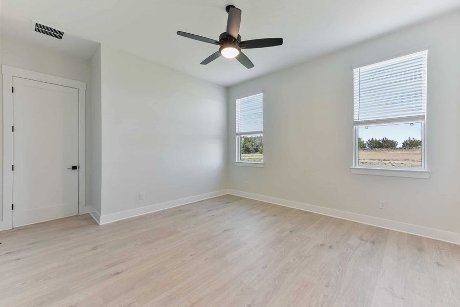 Spacious, unfurnished interior of a new home in Feathergrass, Florence (Image 71).