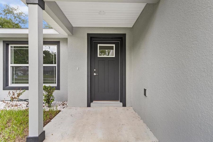 Exterior details and patio area of a home in , Citrus Springs (Image 3).