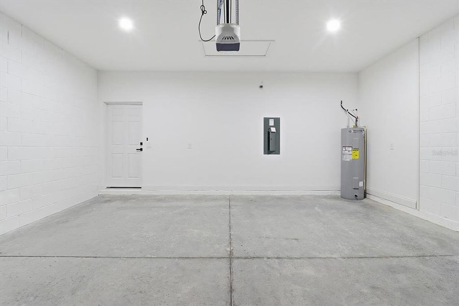 Spacious, unfurnished interior of a new home in , Citrus Springs (Image 38).