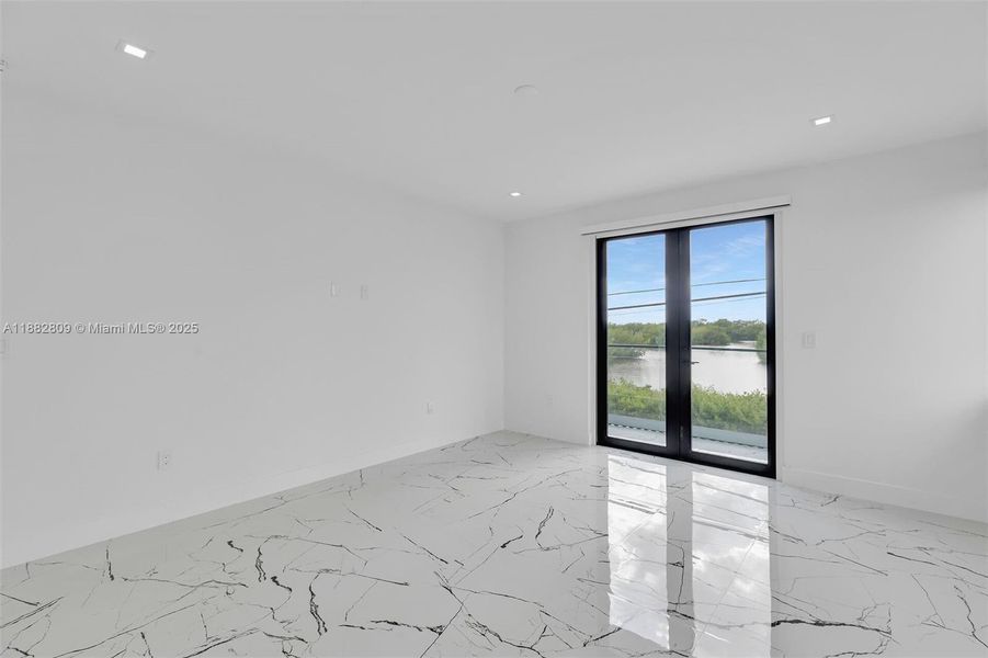 Spacious, unfurnished interior of a new home in , Key Largo (Image 41).