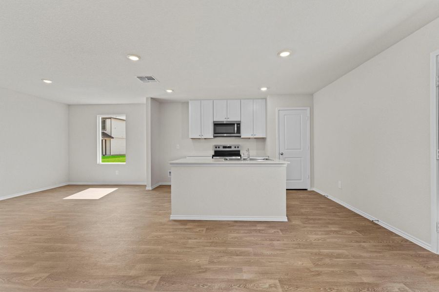 Spacious, unfurnished interior of a new home in Ladera, Luling (Image 22).