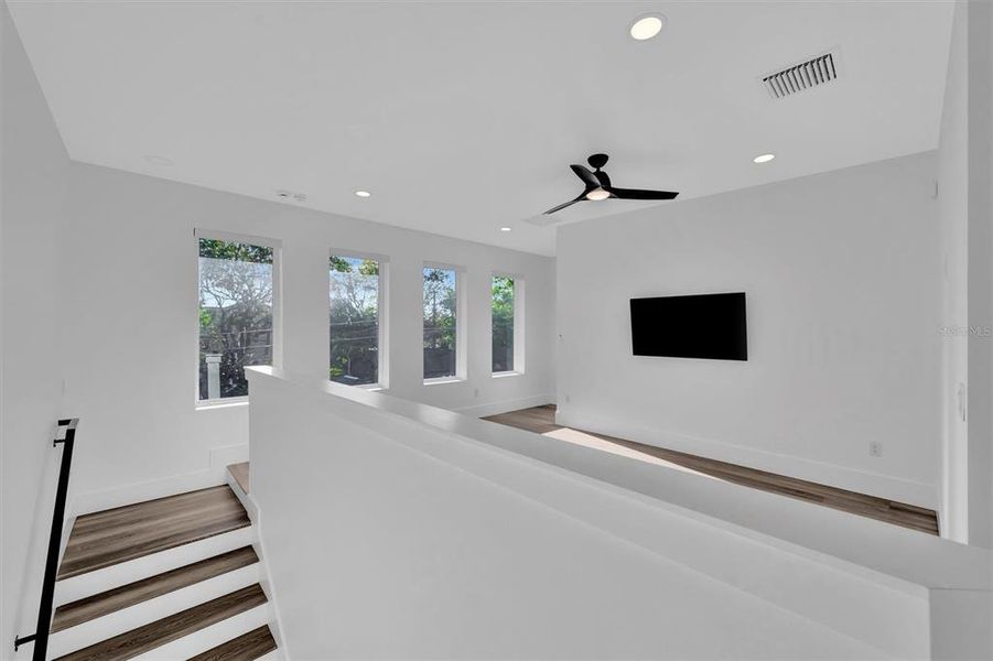 Spacious, unfurnished interior of a new home in , Sarasota (Image 20).