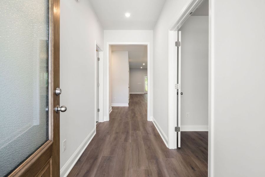 Spacious, unfurnished interior of a new home in Waterways, Richmond Hill (Image 27).