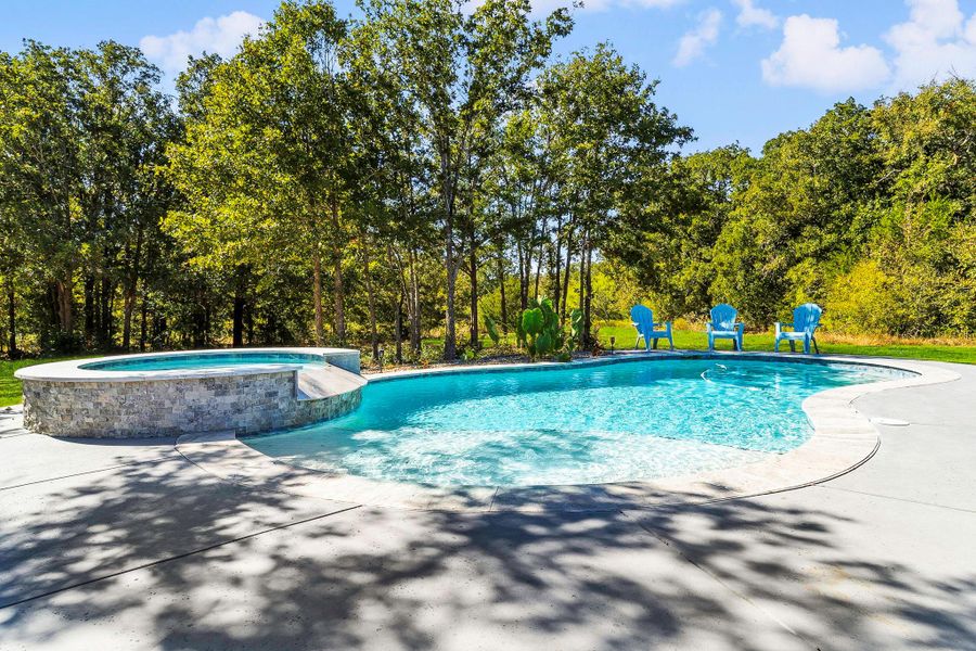 Community amenities in , Normangee (Image 27).