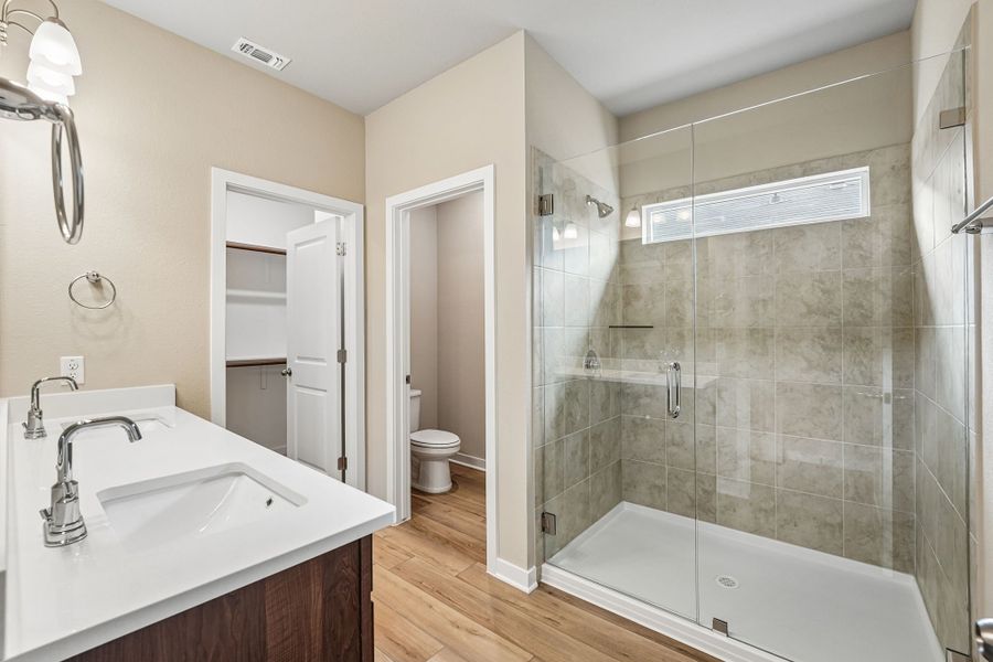 Furnished interior view inside a new home in Grove East, Temple (Image 7).