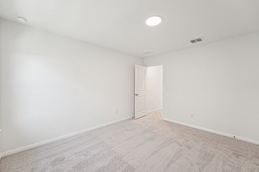 Spacious, unfurnished interior of a new home in Porter Country, Buda (Image 30).