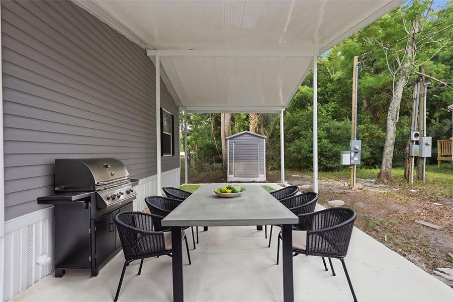 Exterior details and patio area of a home in , Casselberry (Image 17).