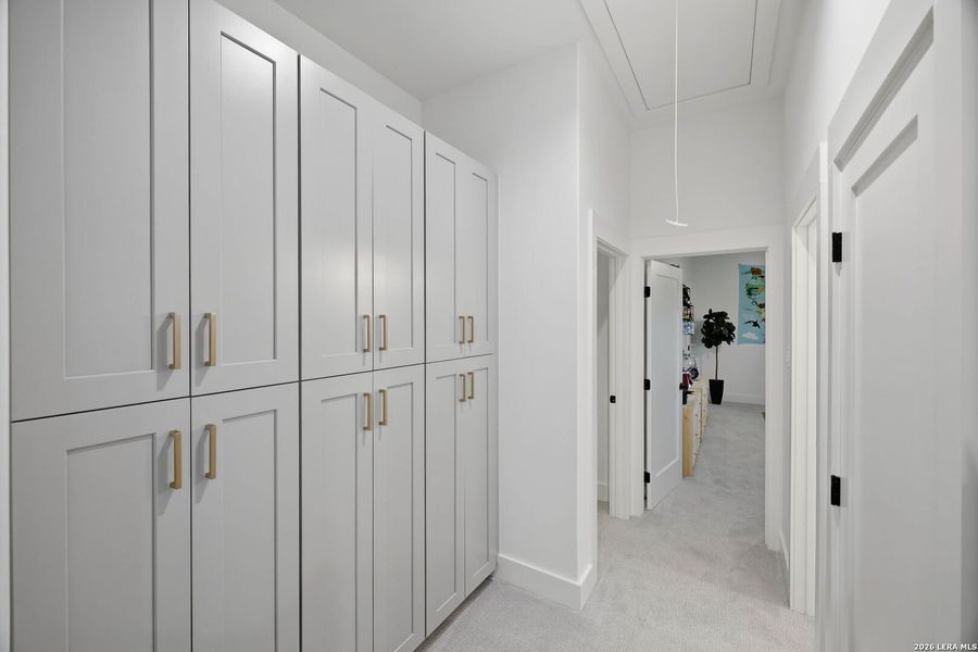 Spacious, unfurnished interior of a new home in , Canyon Lake (Image 24).