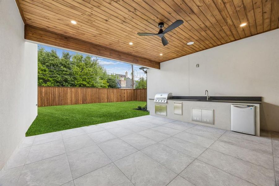Exterior details and patio area of a home in , Dallas (Image 3).