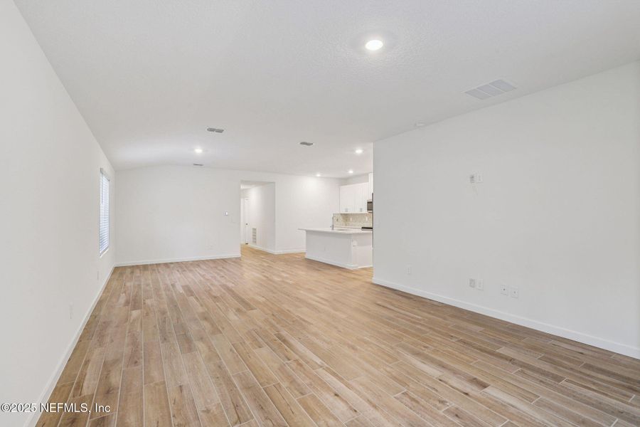 Spacious, unfurnished interior of a new home in Azalea Creek, Jacksonville (Image 14). Spacious, unfurnished interior of a new home in Azalea Creek, Jacksonville (Image 14).