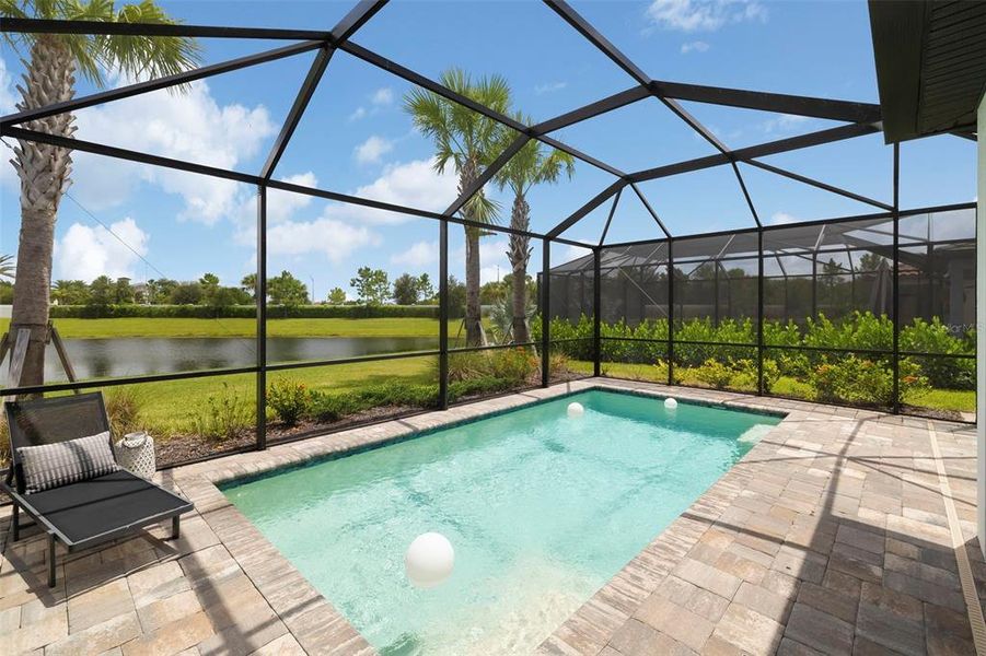 Exterior details and patio area of a home in , Bradenton (Image 4).